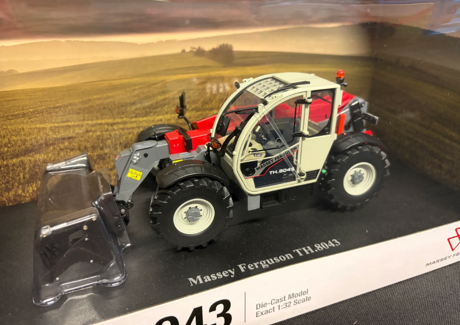UNIVERSAL HOBBIES 6342 1:32 SCALE MASSEY FERGUSON TH8043 TELEHANDLER