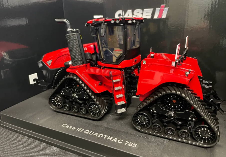 UNIVERSAL HOBBIES 6821 1:32 SCALE CASE QUADTRAC 785 TRACTOR
