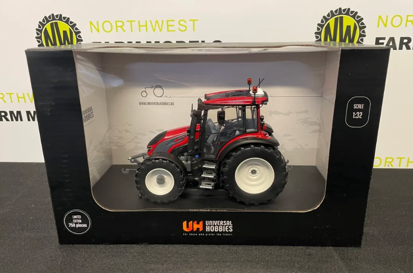 UNIVERSAL HOBBIES 6293 1:32 SCALE VALTRA G 135 RED
