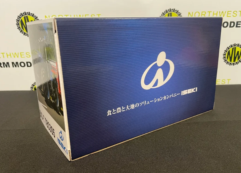 UNIVERSAL HOBBIES 6807 1:32 SCALE ISEKI BIG-T T8S305 TRACTOR