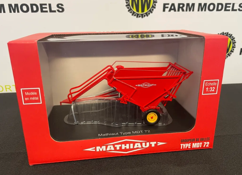 UNIVERSAL HOBBIES 6722 1:32 SCALE MATHIAUT MTD 72 BALE CHASE TRAILER
