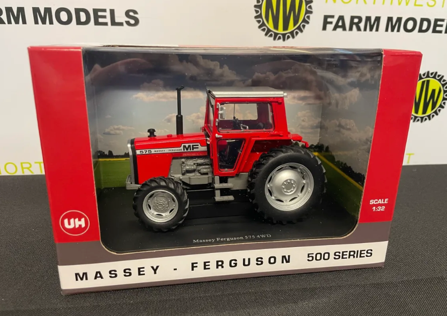 UNIVERSAL HOBBIES 6701 1:32 SCALE MASSEY FERGUSON 575 4WD TRACTOR