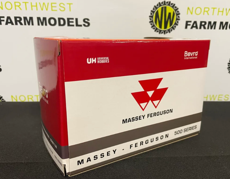 UNIVERSAL HOBBIES 6764 1:32 SCALE MASSEY FERGUSON 590 4WD TRACTOR