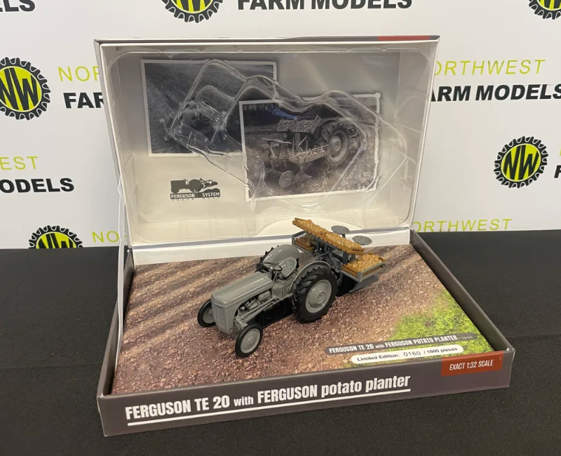 UNIVERSAL HOBBIES 7127 1:32 SCALE FERGUSON TE20 WITH POTATO PLANTER