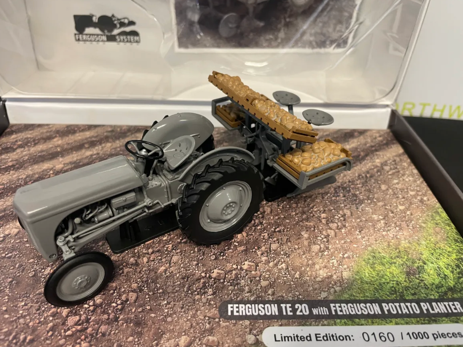 UNIVERSAL HOBBIES 7127 1:32 SCALE FERGUSON TE20 WITH POTATO PLANTER