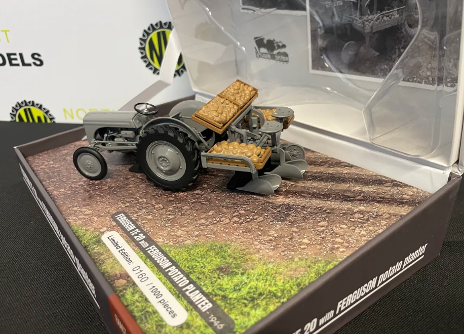 UNIVERSAL HOBBIES 7127 1:32 SCALE FERGUSON TE20 WITH POTATO PLANTER