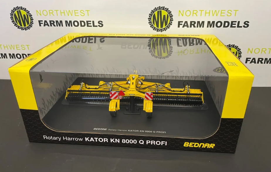 UNIVERSAL HOBBIES 6394 1:32 SCALE BEDNAR KATOR KN 8000 Q PROFI
