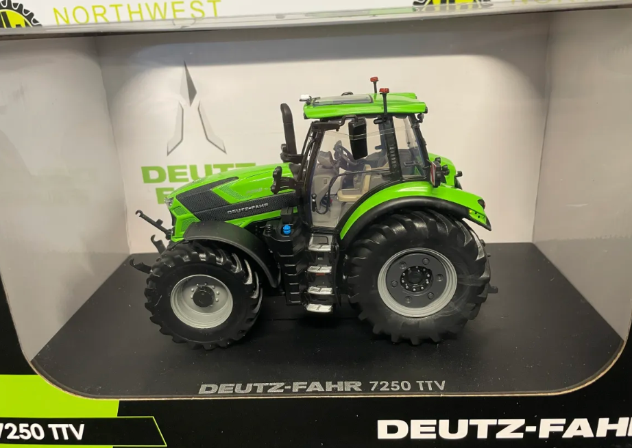 UNIVERSAL HOBBIES 6482 1:32 SCALE DEUTZ FAHR 7250 TT TRACTOR