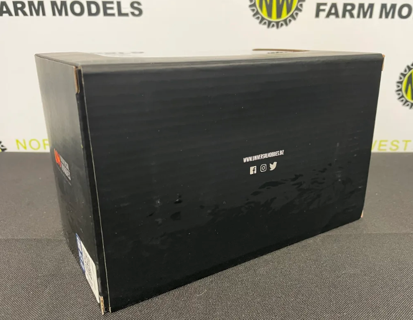 UNIVERSAL HOBBIES 1:32 SCALE 6270 FORDSON DEXTA - 1960