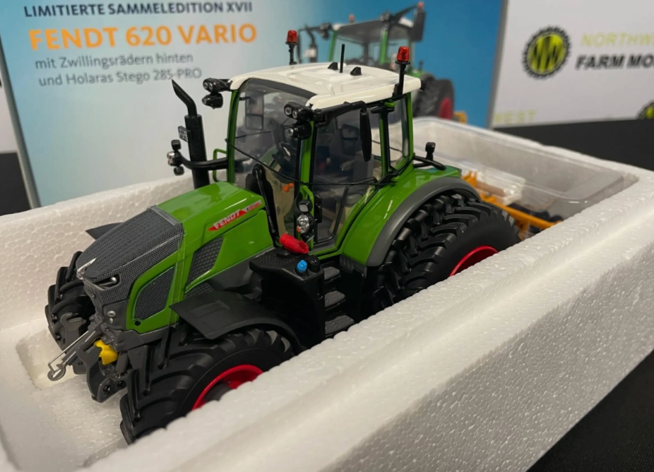 UNIVERSAL HOBBIES 6712 1:32 SCALE FENDT 620 VARIO WITH REAR DUAL WHEELS AND HOLARAS STEGO AGROMAIS LIMITED EDITION