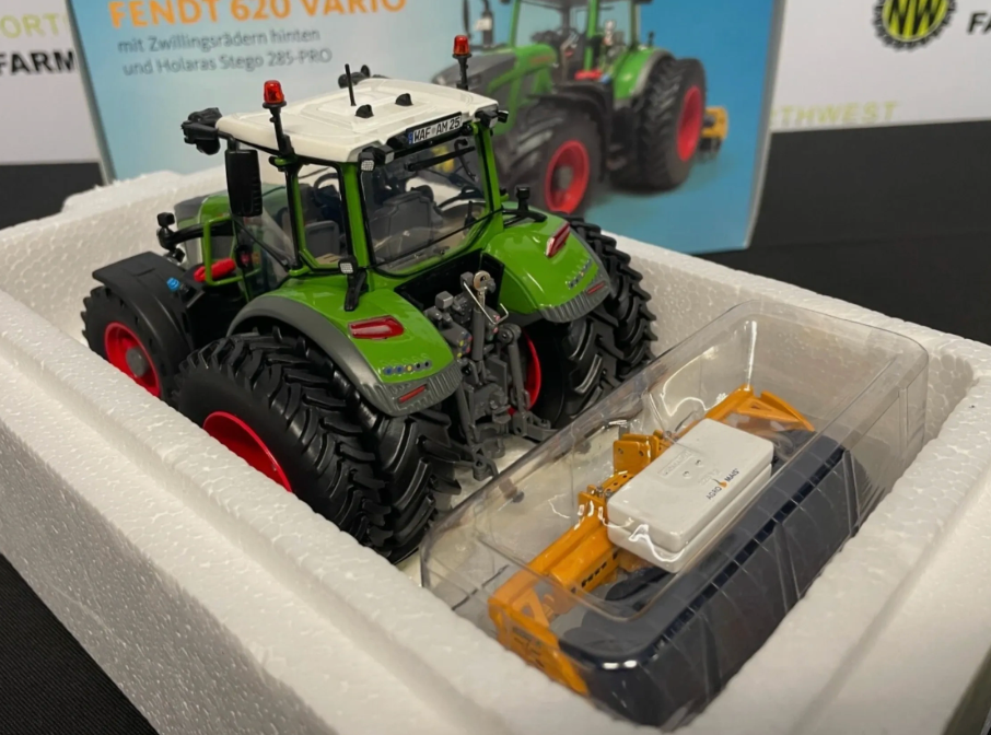UNIVERSAL HOBBIES 6712 1:32 SCALE FENDT 620 VARIO WITH REAR DUAL WHEELS AND HOLARAS STEGO AGROMAIS LIMITED EDITION