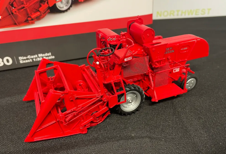 UNIVERSAL HOBBIES 2880 1:32 SCALE MASSEY FERGUSON 830 COMBINE HARVESTER