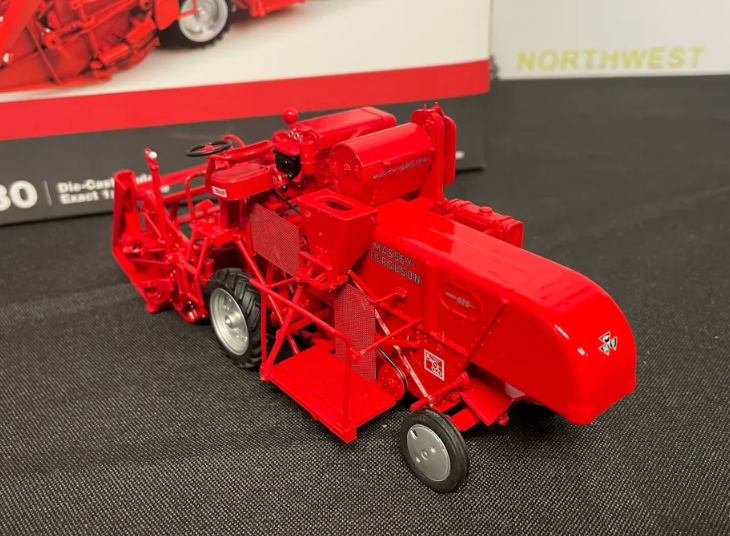 UNIVERSAL HOBBIES 2880 1:32 SCALE MASSEY FERGUSON 830 COMBINE HARVESTER