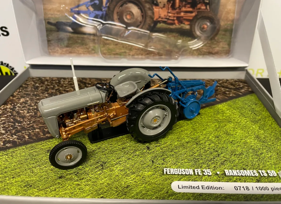 UNIVERSAL HOBBIES 7126 1:32 SCALE FERGUSON FE35 WITH RANSOMES TS59 PLOUGH SET