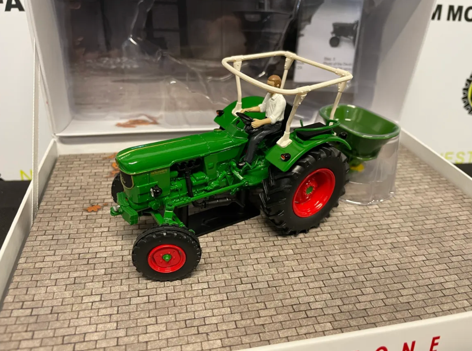 UNIVERSAL HOBBIES 5371 1:32 SCALE DEUTZ D6005 WITH AMAZONE ZA SPREADER LIMITED EDITION