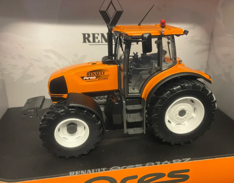 UNIVERSAL HOBBIES 6729 1:32 SCALE RENAULT ARES 816RZ TRACTOR