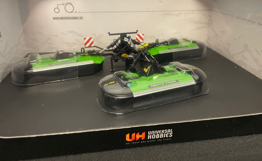 UNIVERSAL HOBBIES 1:32 SCALE 2834 DEUTZ-FAHR DRUM MASTER 431F TRIPLE MOWERS