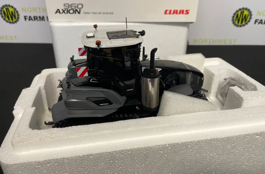 UNIVERSAL HOBBIES 02674810 1:32 SCALE CLAAS AXION 960 TERRA TRAC "BLACK" LIMITED EDITION