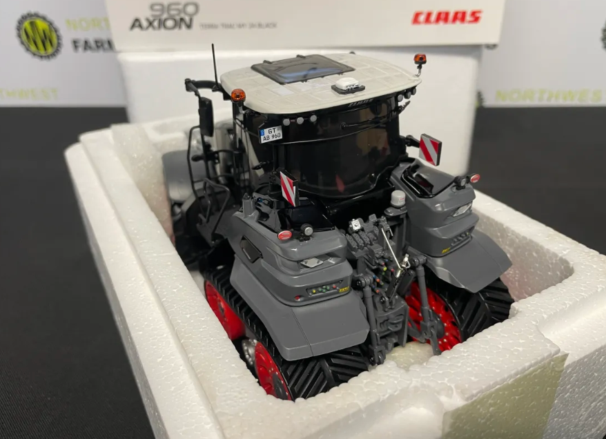 UNIVERSAL HOBBIES 02674810 1:32 SCALE CLAAS AXION 960 TERRA TRAC "BLACK" LIMITED EDITION