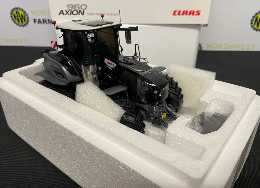 UNIVERSAL HOBBIES 02674810 1:32 SCALE CLAAS AXION 960 TERRA TRAC "BLACK" LIMITED EDITION