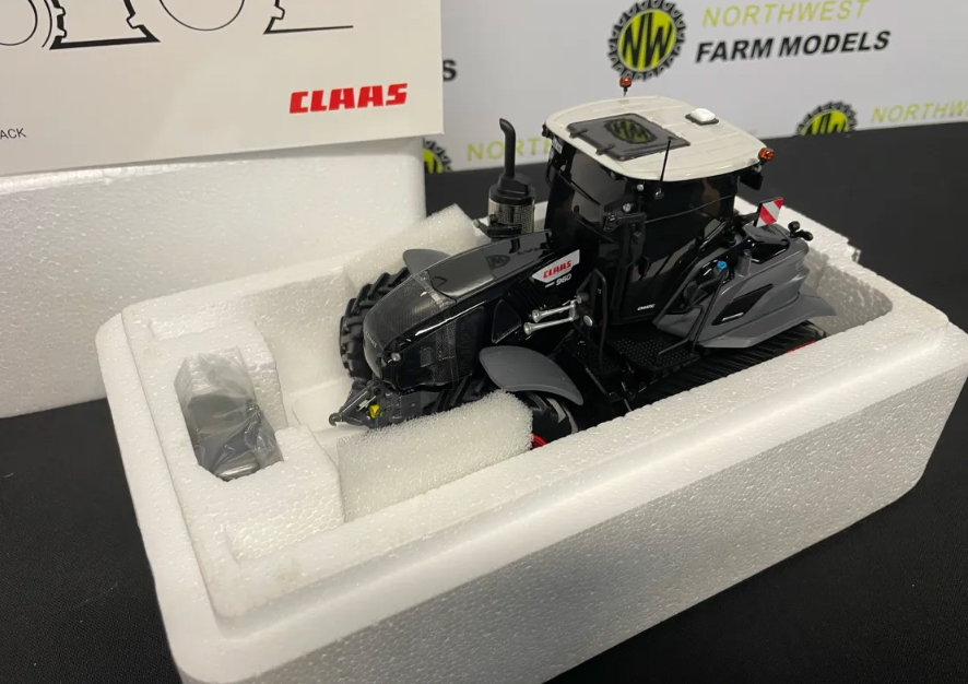 UNIVERSAL HOBBIES 02674810 1:32 SCALE CLAAS AXION 960 TERRA TRAC "BLACK" LIMITED EDITION