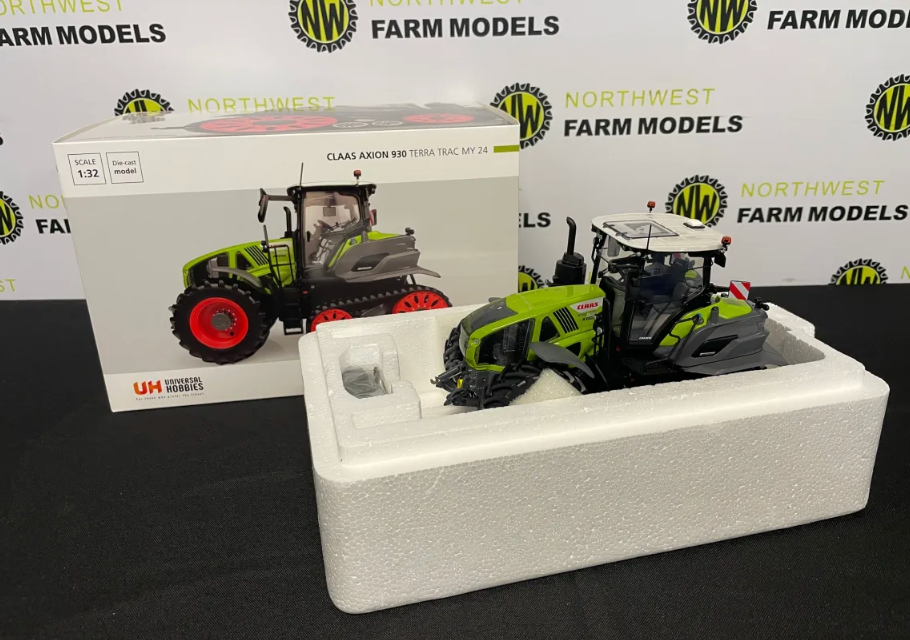 UNIVERSAL HOBBIES 6752 1:32 SCALE CLAAS AXION 930 TERRA TRAC (MY24) LIMITED EDITION