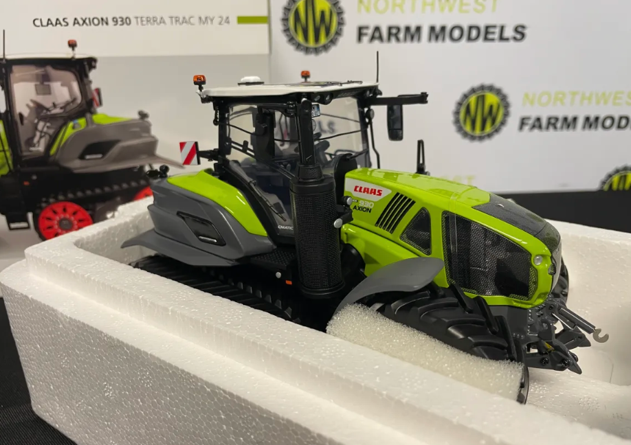 UNIVERSAL HOBBIES 6752 1:32 SCALE CLAAS AXION 930 TERRA TRAC (MY24) LIMITED EDITION
