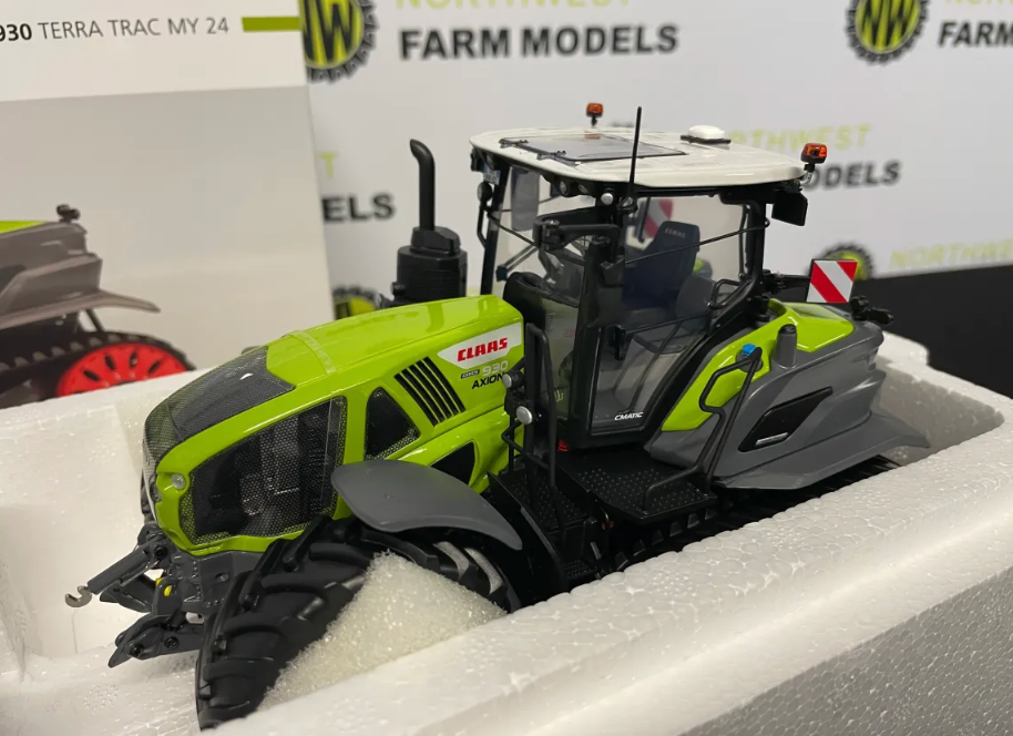 UNIVERSAL HOBBIES 6752 1:32 SCALE CLAAS AXION 930 TERRA TRAC (MY24) LIMITED EDITION