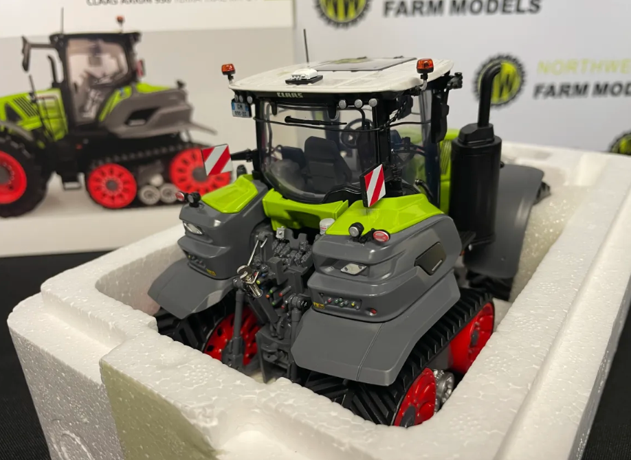 UNIVERSAL HOBBIES 6752 1:32 SCALE CLAAS AXION 930 TERRA TRAC (MY24) LIMITED EDITION