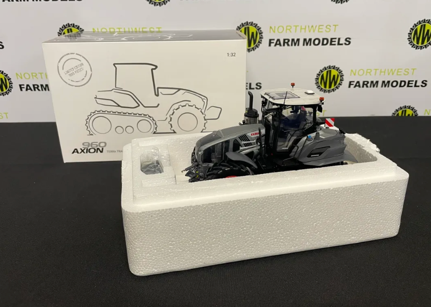 UNIVERSAL HOBBIES 02674760 1:32 SCALE CLAAS AXION 960 TERRA TRAC "GUN METAL GREY" LIMITED EDITION