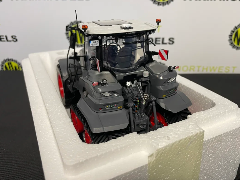 UNIVERSAL HOBBIES 02674760 1:32 SCALE CLAAS AXION 960 TERRA TRAC "GUN METAL GREY" LIMITED EDITION