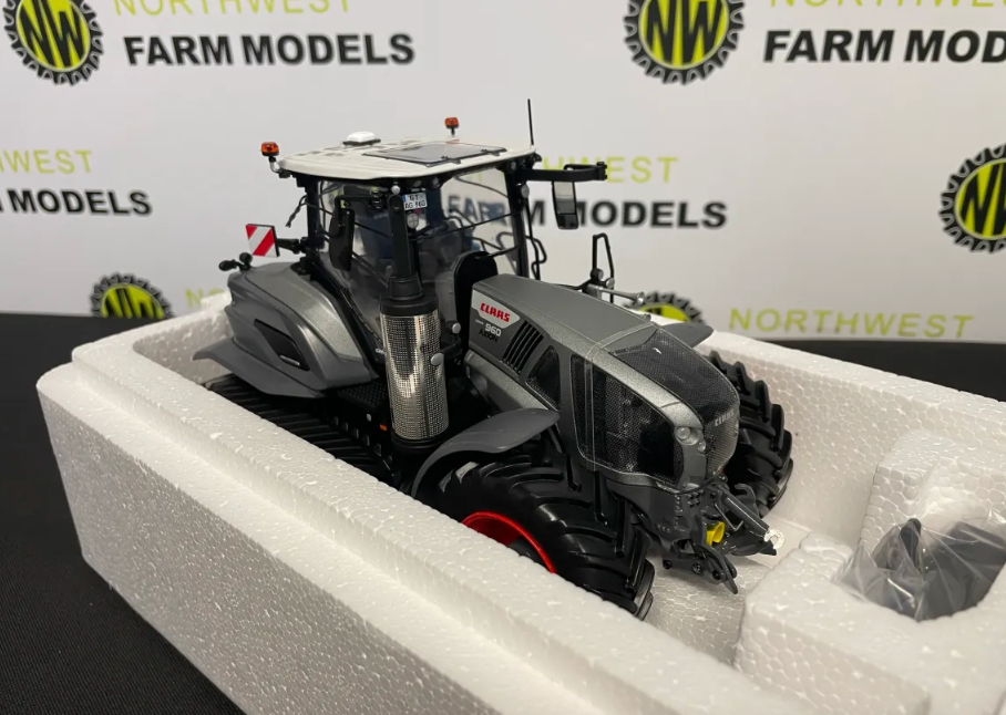 UNIVERSAL HOBBIES 02674760 1:32 SCALE CLAAS AXION 960 TERRA TRAC "GUN METAL GREY" LIMITED EDITION