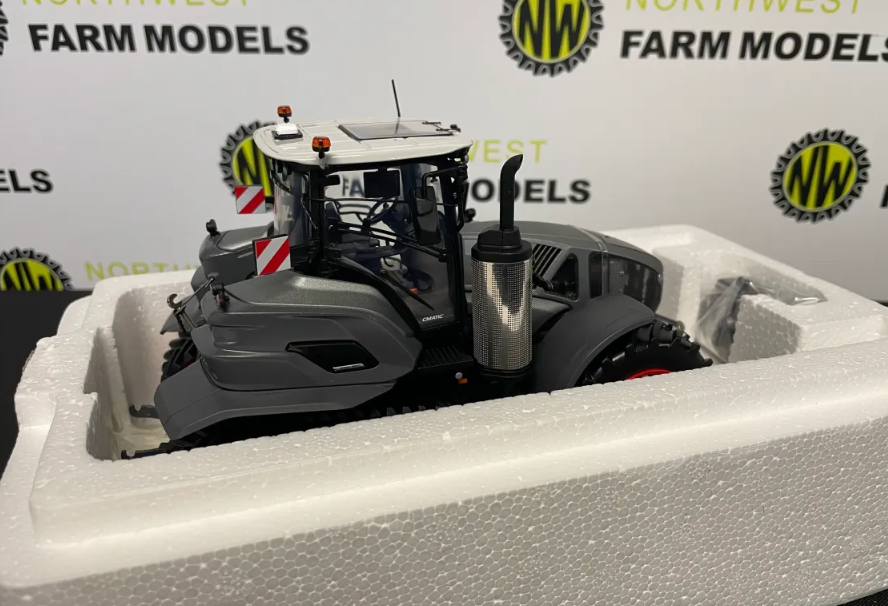 UNIVERSAL HOBBIES 02674760 1:32 SCALE CLAAS AXION 960 TERRA TRAC "GUN METAL GREY" LIMITED EDITION