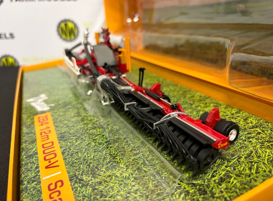 UNIVERSAL HOBBIES 6828 1:32 SCALE VREDO ZB4 12 METRE DUO-V SLURRY APPLICATOR LIMITED EDITION