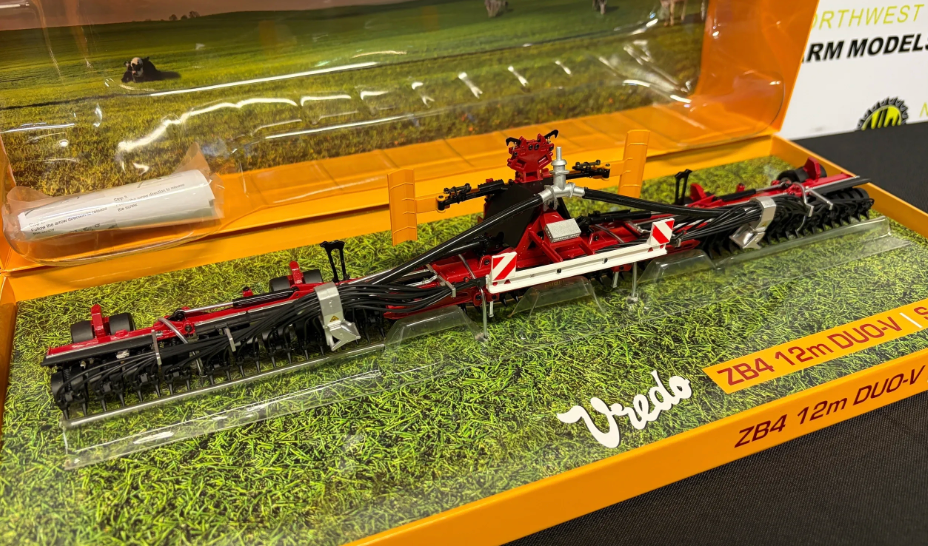 UNIVERSAL HOBBIES 6828 1:32 SCALE VREDO ZB4 12 METRE DUO-V SLURRY APPLICATOR LIMITED EDITION