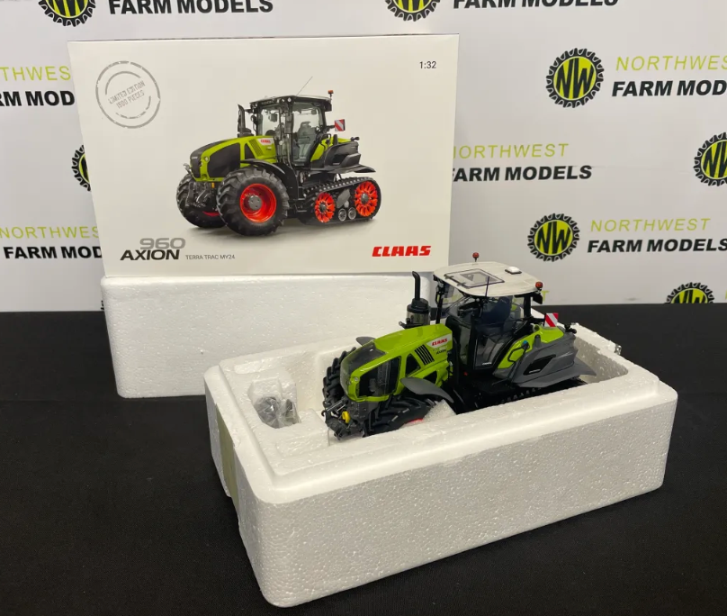 UNIVERSAL HOBBIES 02674710 1:32 SCALE CLAAS AXION 960 TERRA TRAC MY24 LIMITED EDITION