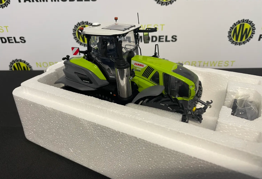 UNIVERSAL HOBBIES 02674710 1:32 SCALE CLAAS AXION 960 TERRA TRAC MY24 LIMITED EDITION
