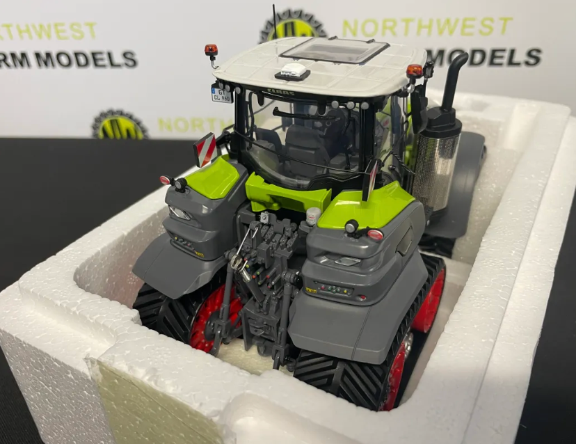 UNIVERSAL HOBBIES 02674710 1:32 SCALE CLAAS AXION 960 TERRA TRAC MY24 LIMITED EDITION