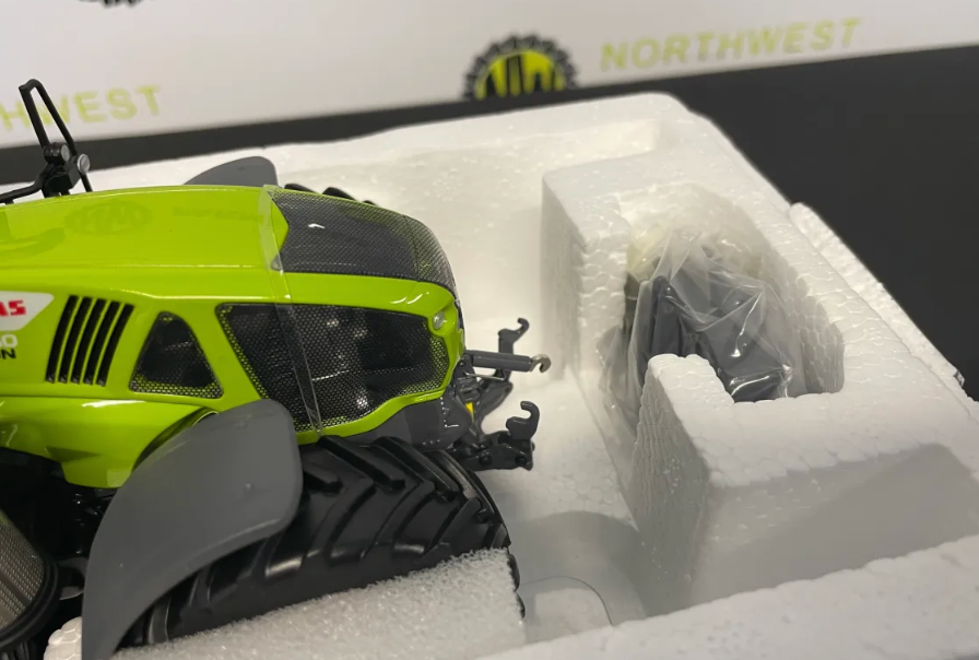 UNIVERSAL HOBBIES 02674710 1:32 SCALE CLAAS AXION 960 TERRA TRAC MY24 LIMITED EDITION