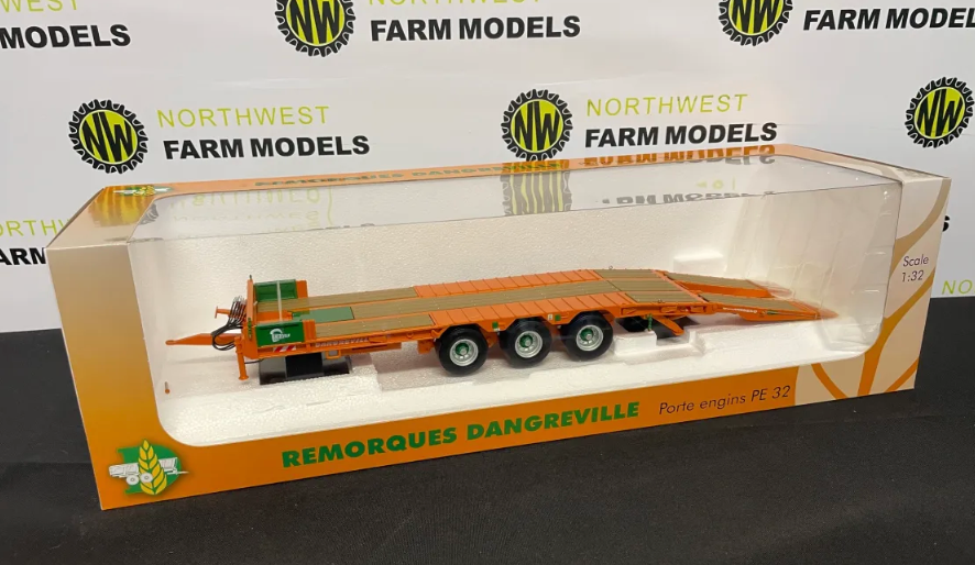 UNIVERSAL HOBBIES 2842 1:32 SCALE DANGREVILLE PE 32 LOW LOADER TRAILER