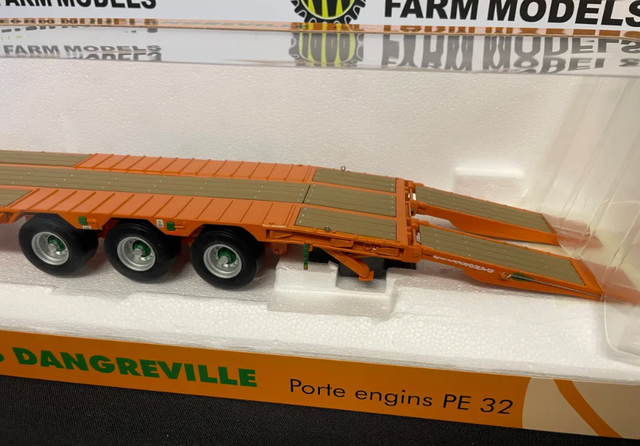UNIVERSAL HOBBIES 2842 1:32 SCALE DANGREVILLE PE 32 LOW LOADER TRAILER