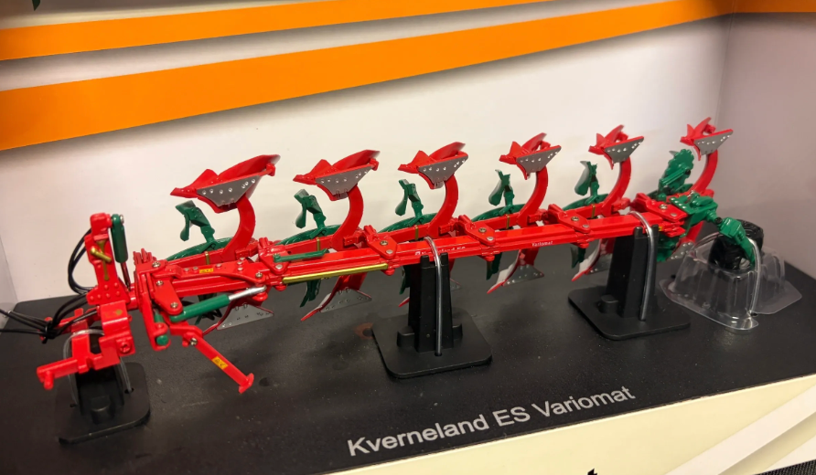 UNIVERSAL HOBBIES 4916 1:32 SCALE KVERNELAND ES VARIOMAT 6 FURROW PLOUGH