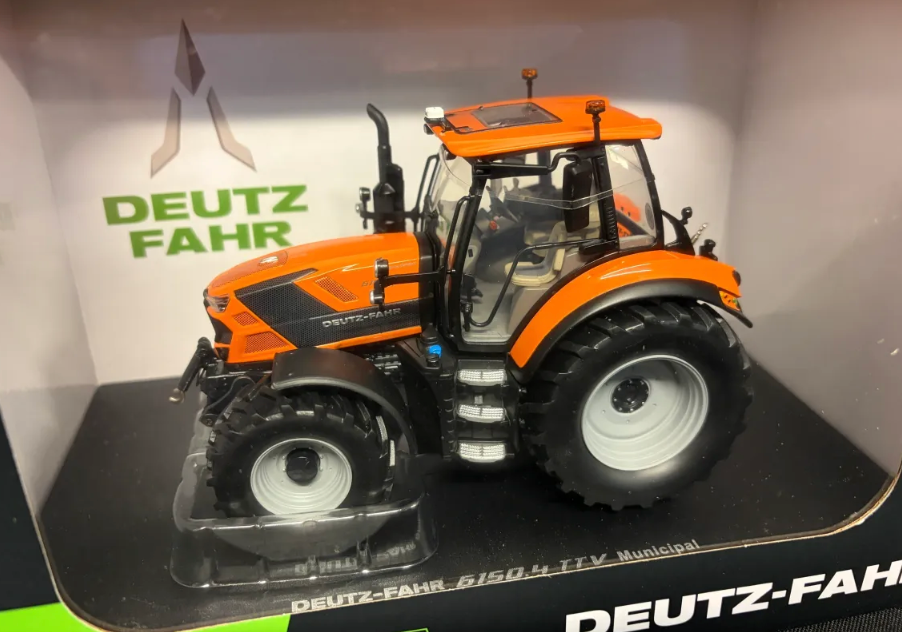 UNIVERSAL HOBBIES 6860 1:32 SCALE DEUTZ FAHR 6150.4 TTV COMMUNAL EDITION