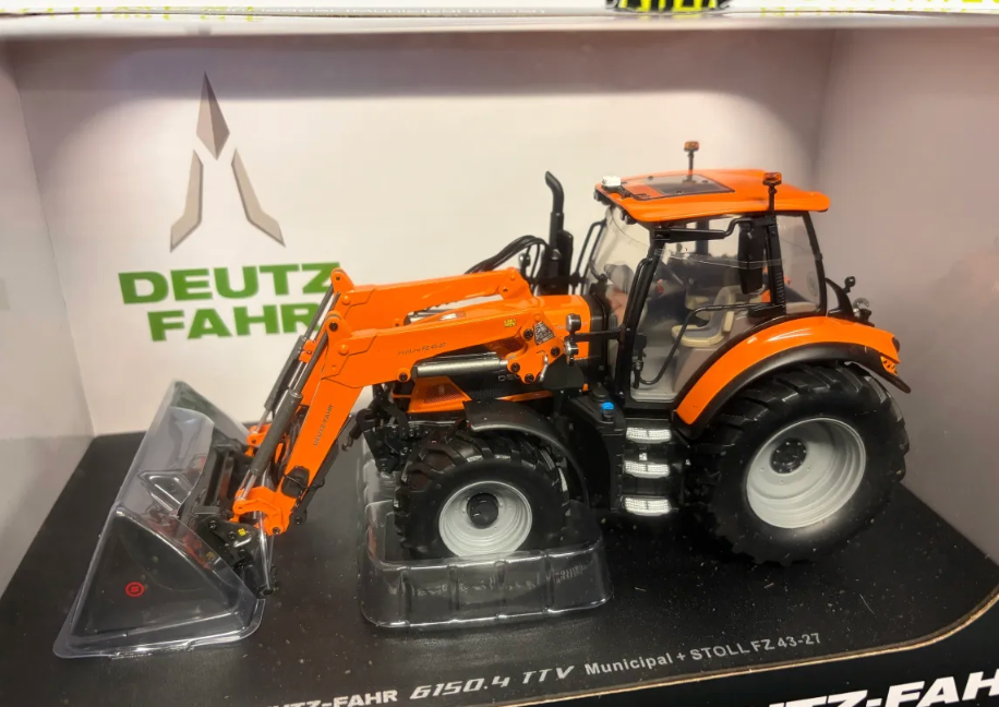 UNIVERSAL HOBBIES 6861 1:32 SCALE DEUTZ FAHR 6150.4 TTV COMMUNAL EDITION WITH FRONT LOADER