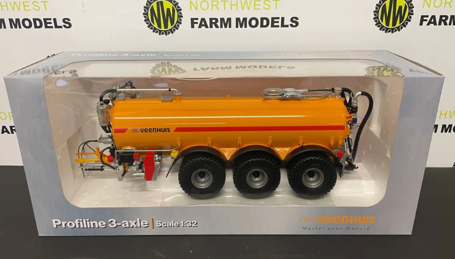 UNIVERSAL HOBBIES 6411 1:32 SCALE VEENHUIS PROFILINE TRIPLE AXLE TANKER