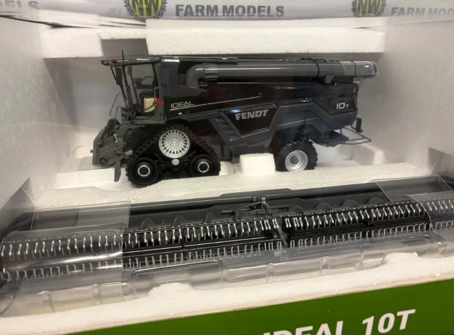 UNIVERSAL HOBBIES 6624 1:32 SCALE FENDT IDEAL 10T COMBINE HARVESTER