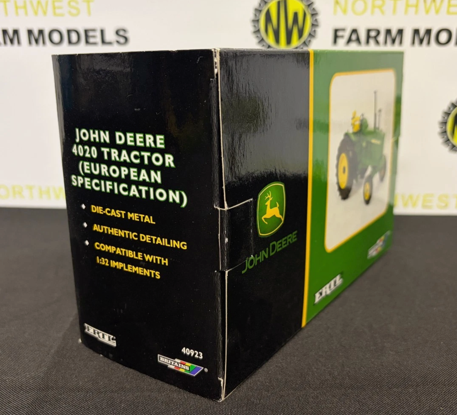 BRITAINS 40923 1:32 SCALE JOHN DEERE 4020 TRACTOR (EUROPEAN SPECIFICATION)