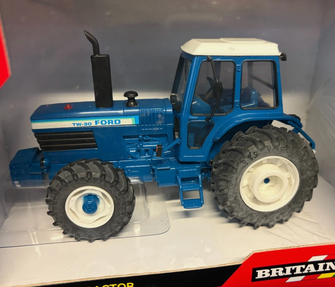 BRITAINS 42841 1:32 SCALE FORD TW30 4WD TRACTOR