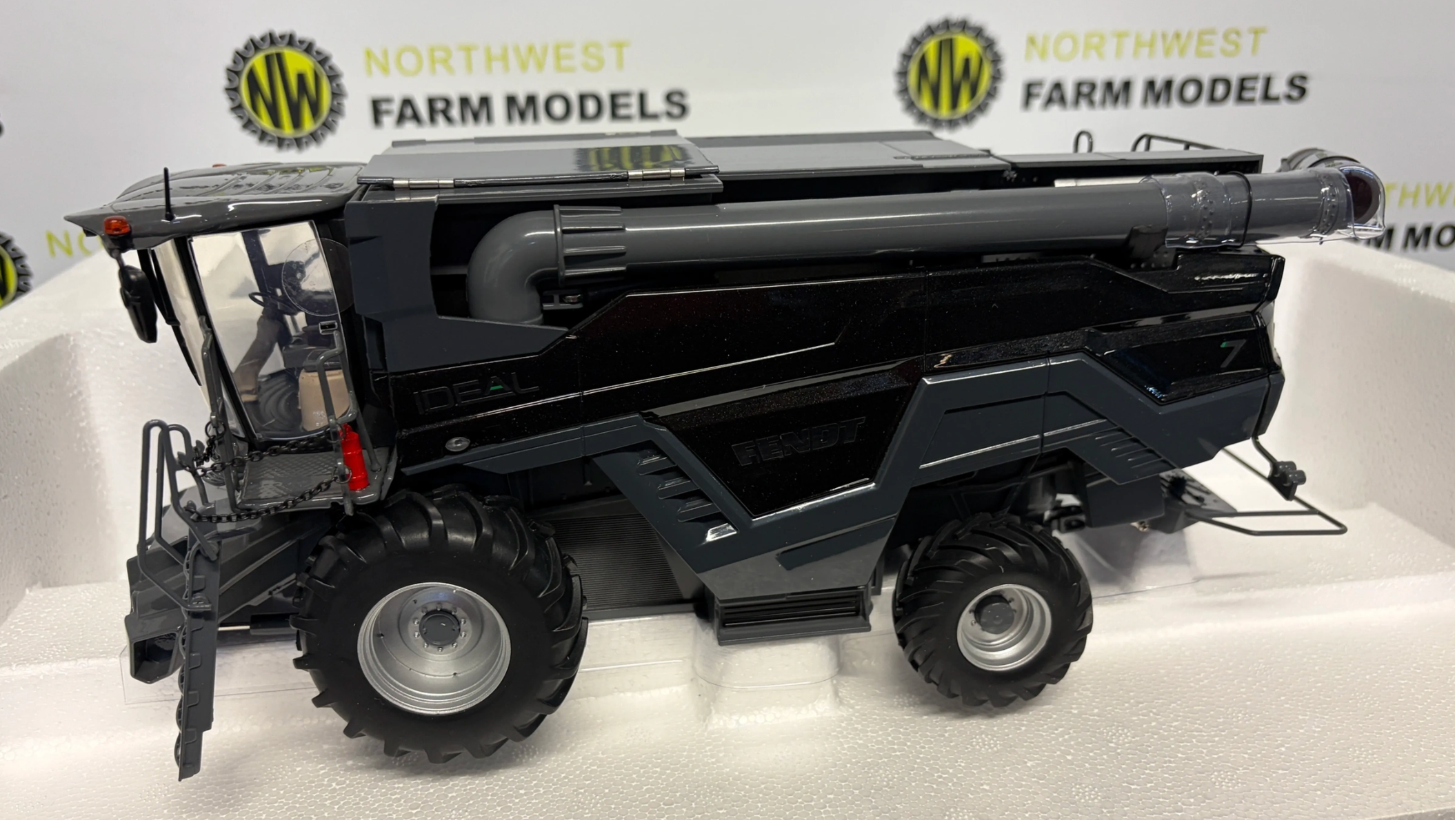 ROS 1:32 SCALE FENDT IDEAL 7 COMBINE HARVESTER WITH MAIZE HEADER