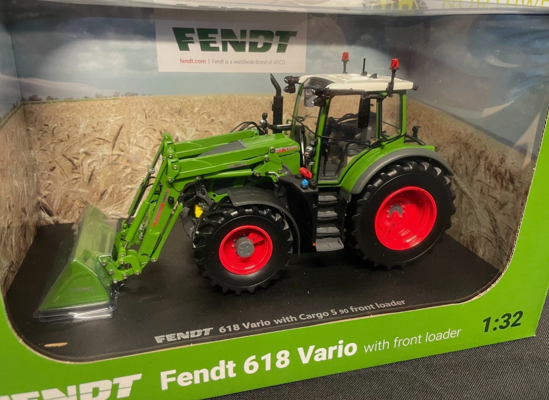 UNIVERSAL HOBBIES 6688 1:32 SCALE FENDT 618 VARIO WITH FRONT LOADER